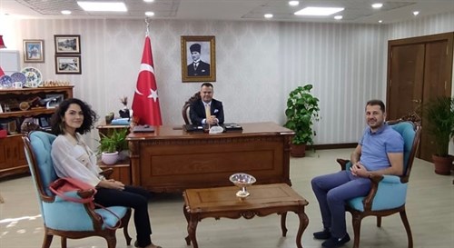 Özel Tarsus Hastanesi Yöneticisi Mustafa Sayar ve Başhekimi Çağla Sayar, Tarsus Kaymakamı Kadir Sertel OTCU’yu Ziyaret Etti