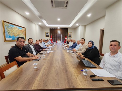 BAĞIMLILIKLA MÜCADELE İÇE KOORDİNASYON KURULU 2025 YILI İKİNCİ TOPLANTISI, TARSUS KAYMAKAMI MEHMET ALİ AKYÜZ BAŞKANLIĞINDA GERÇEKLEŞTİRİLDİ