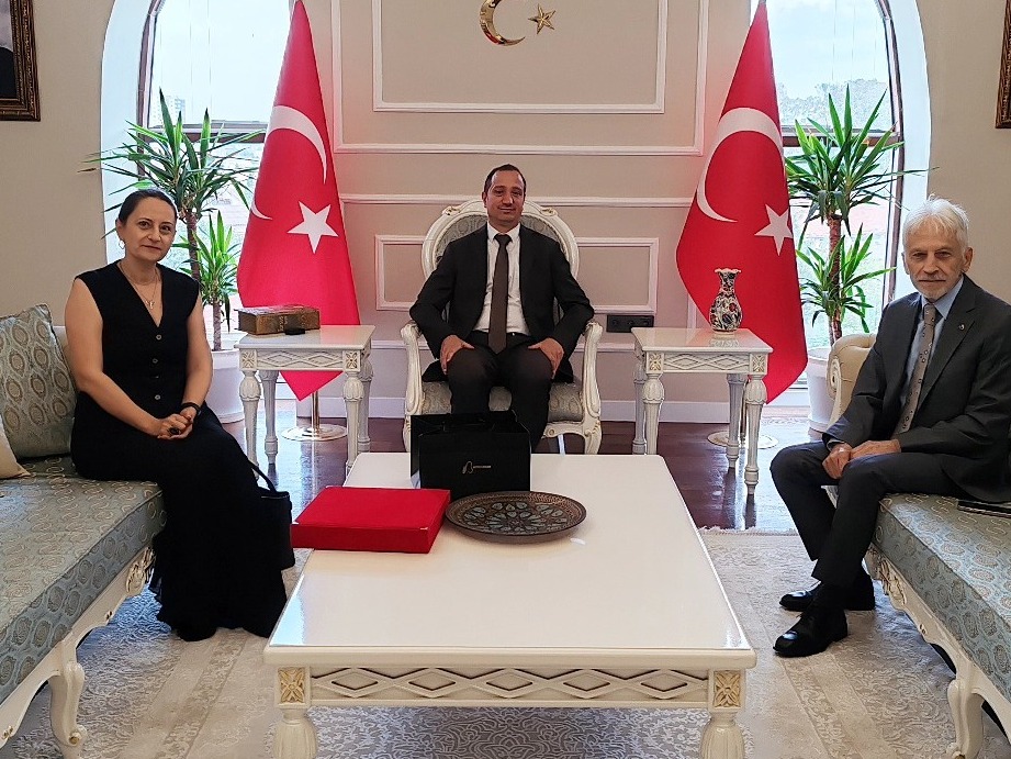 YENİCE MAHALLESİNDE ÜRETİM YAPAN KSG MAKİNA İMALAT ŞİRKETİ SAHİPLERİ FIRAT KARALI VE ŞULE KARALI, TARSUS KAYMAKAMI MEHMET ALİ AKYÜZ'Ü ZİYARET ETTİ