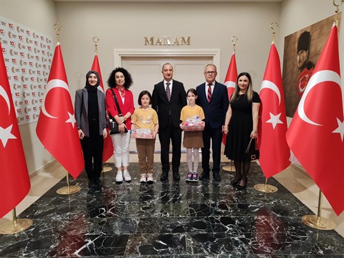ŞEHİT CEMRE SALİH GÖZEN İLKOKULU ÖĞRENCİLERİ GÜLCE ÇAPKUR VE ASYA TÜMER, TARSUS KAYMAKAMI MEHMET ALİ AKYÜZ'Ü MAKAMINDA ZİYARET ETTİLER