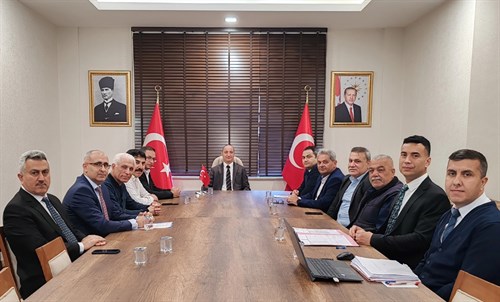 TARSUS SOSYAL YARDIMLAŞMA VE DAYANIŞMA VAKFI MÜTEVELLİ HEYETİ TOPLANTISI, TARSUS KAYMAKAMI MEHMET ALİ AKYÜZ BAŞKANLIĞINDA YAPILDI