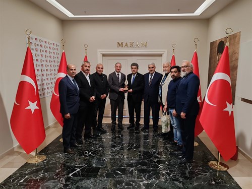 TÜRK DÜNYASI GAZETECİLER FEDERASYONU GENEL BAŞKANI MENDERES DEMİR VE YÖNETİM KURULU ÜYELERİ, TARSUS KAYMAKAMI MEHMET ALİ AKYÜZ'Ü ZİYARET ETTİ