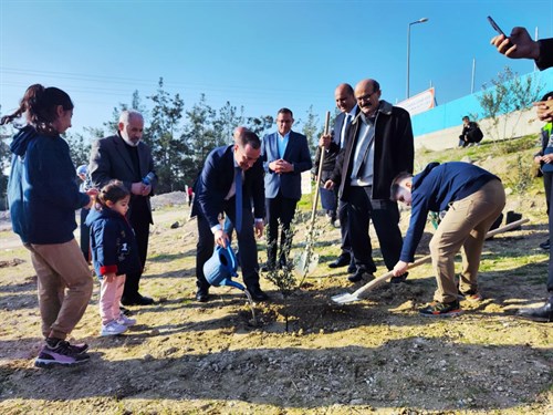 BENİMDE DİKİLİ BİR AĞACIM OLSUN KAMPANYASI KAPSAMINDA, TARSUS KAYMAKAMI MEHMET ALİ AKYÜZ'ÜN KATILIMIYLA ZEYTİN FİDANLARI DİKİLDİ